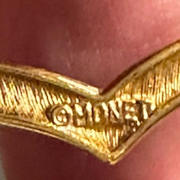 Vintage Monet 7 1/2” Gold tone Black enlay chocker necklace - Picture 4 of 5